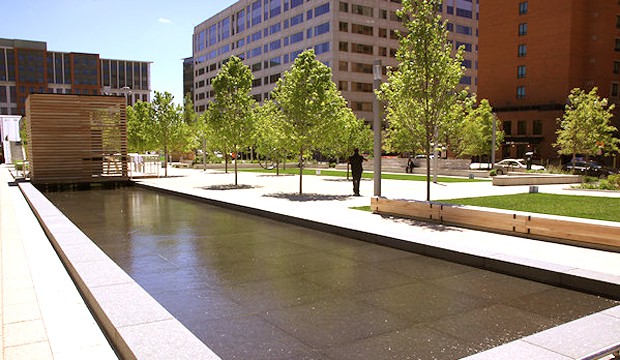 Pavilhão central do Canal Park abusa do verde e prioriza reutilização de água