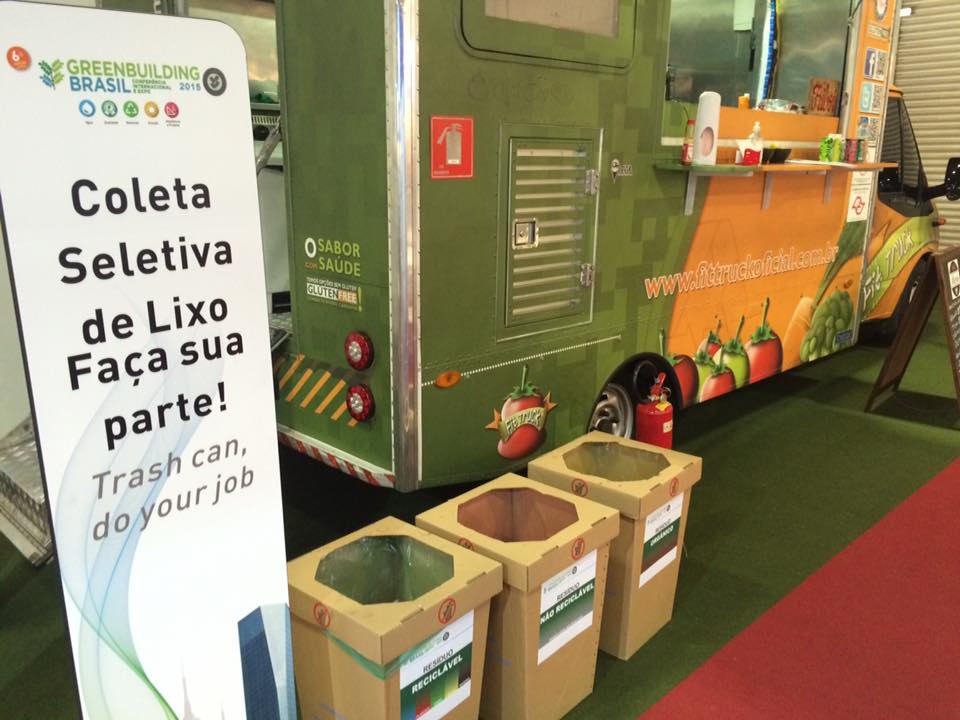 A coleta seletiva do lixo produzido durante o evento foi realizada com a ajuda dos voluntários.