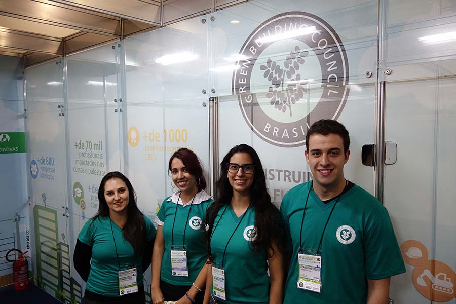 Grupo de voluntários do primeiro dia de Greenbuilding Brasil - Conferência Internacional e Expo 2015. Foto: Alexandre Tavares