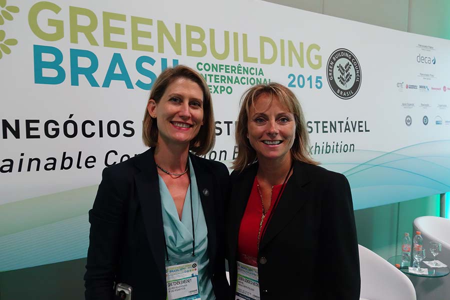 Gretchen Sweeney, Vice Presidente do USGBC ao lado de Debra Gondeck-Becker, especialista em implementação de certificações LEED. Foto: Alexandre Tavares
