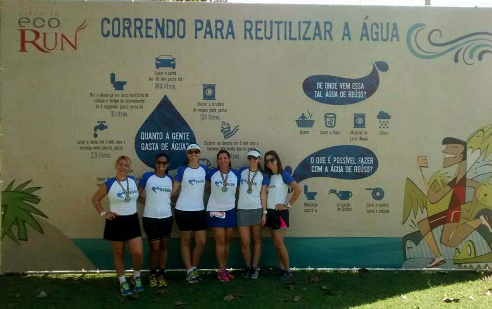 O time feminino de atletas do grupo de corrida do Secovi Rio apoia a reutilização de água.