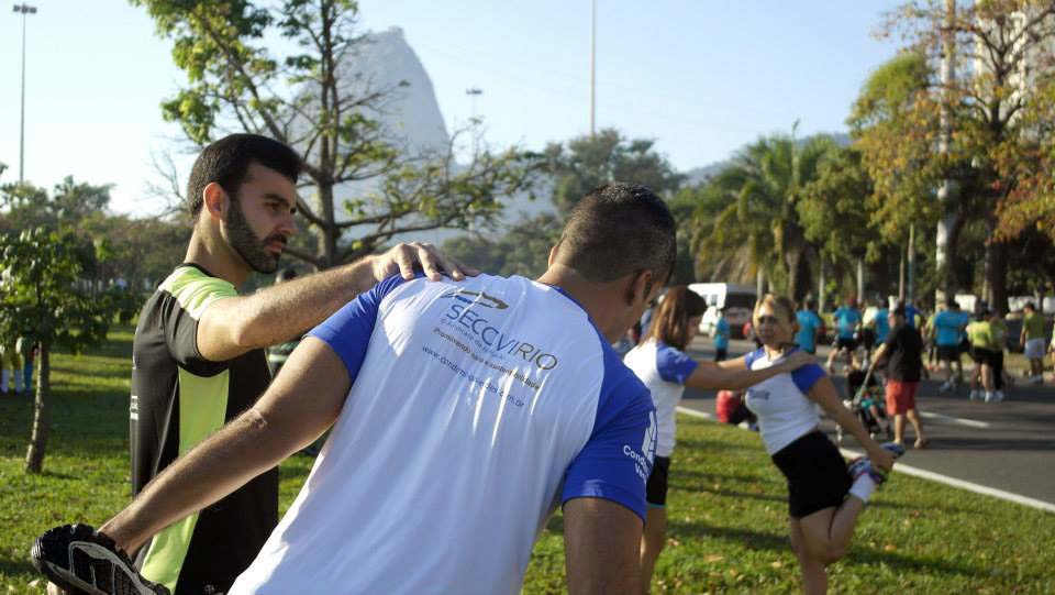 Alongamento com o treinador da Vida Mais Assessoria Esportiva antes de iniciar a corrida.