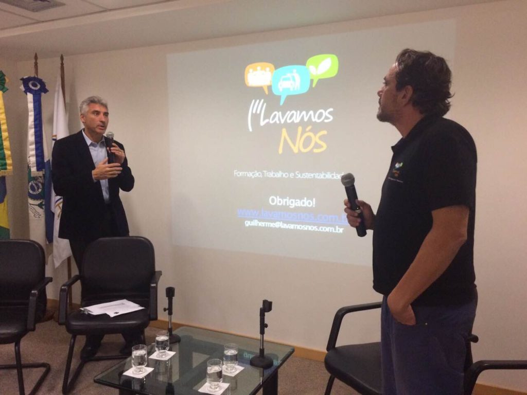 O diretor da Lavamos Nós, Gui Motta e o Vice-Presidente Administrativo do Secovi Rio Ronaldo Coelho Netto em evento sobre economia de água realizado no Secovi Rio. 