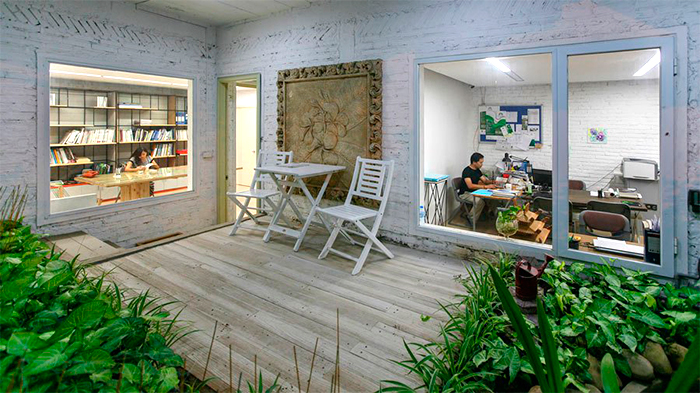 casa-abandonada-vira-escritorio-verde-05