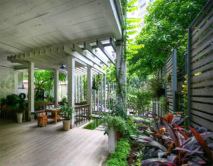 casa-abandonada-vira-escritorio-verde-08