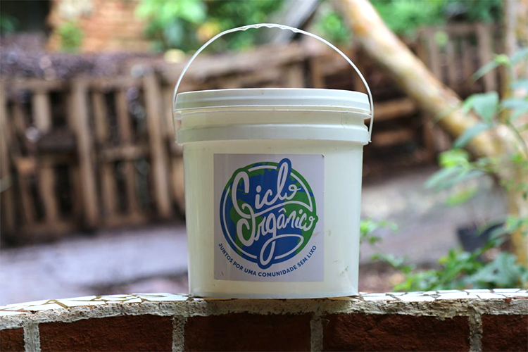 Empresa coleta e composta lixo orgânico