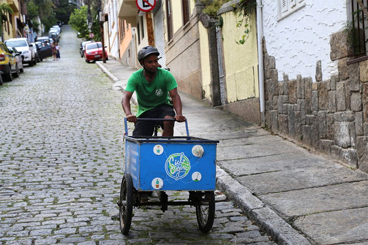 Empresa coleta e composta lixo orgânico