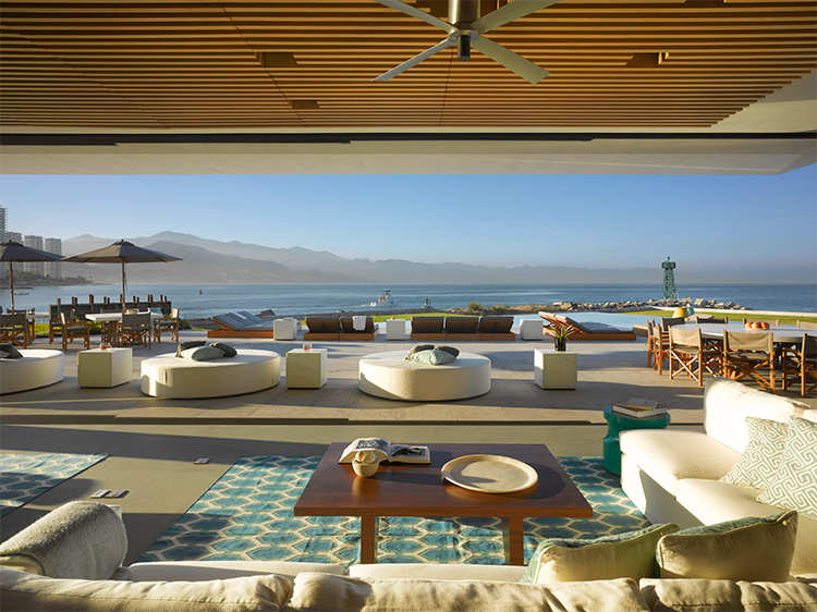 Casa à beira-mar destaca-se por sua cobertura verde