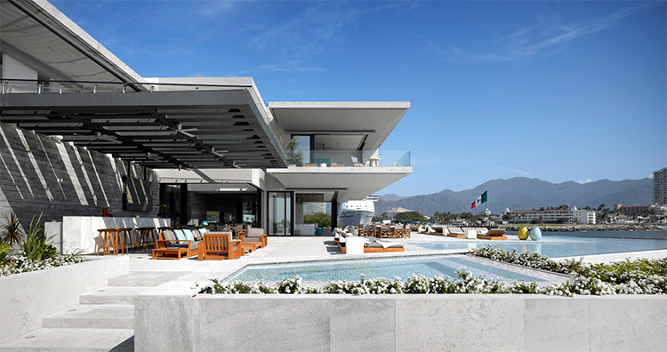 Casa à beira-mar destaca-se por sua cobertura verde