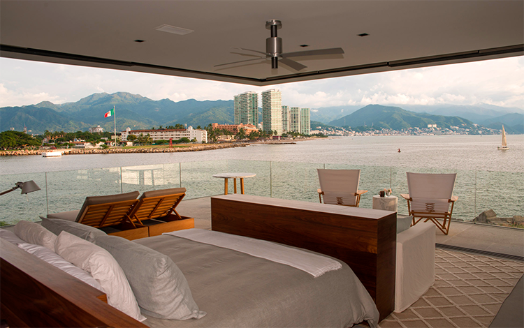 Casa à beira-mar destaca-se por sua cobertura verde