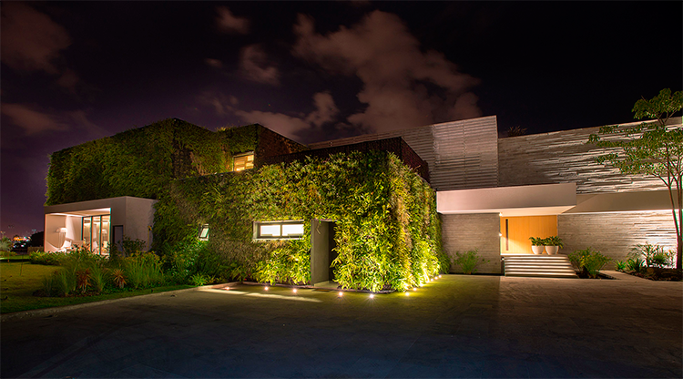 Casa à beira-mar destaca-se por sua cobertura verde