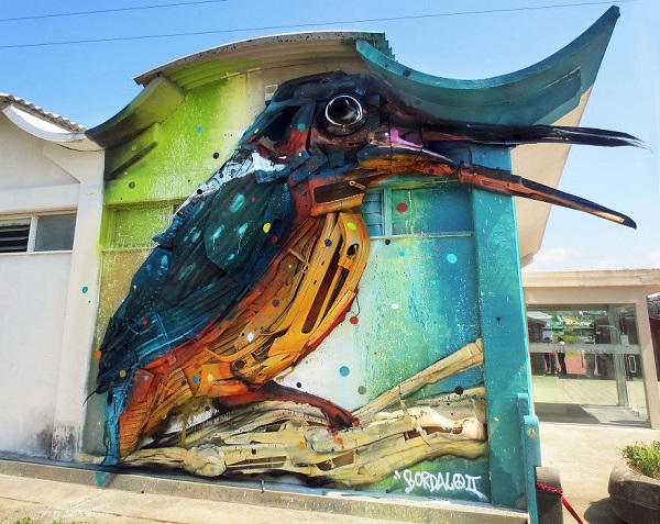 Artista transforma lixo em esculturas urbanas