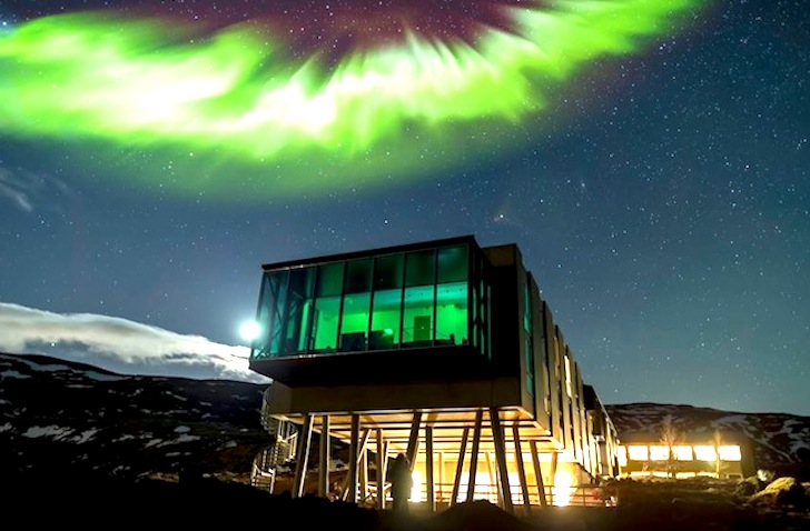 Aurora boreal é vista de “camarote” em hotel sustentável