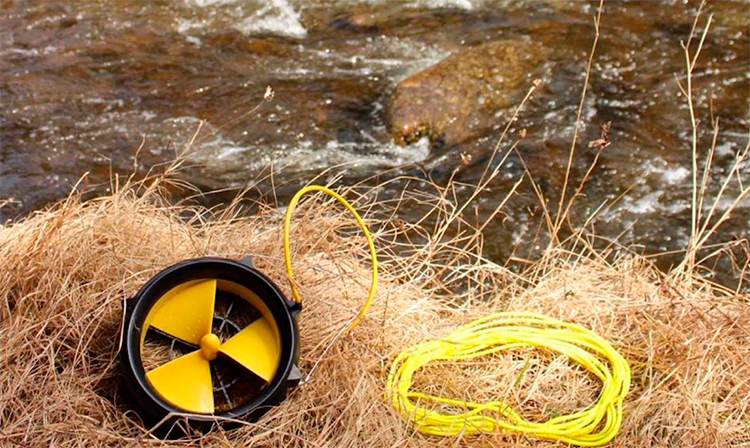 Turbina recarrega celular com água ou vento