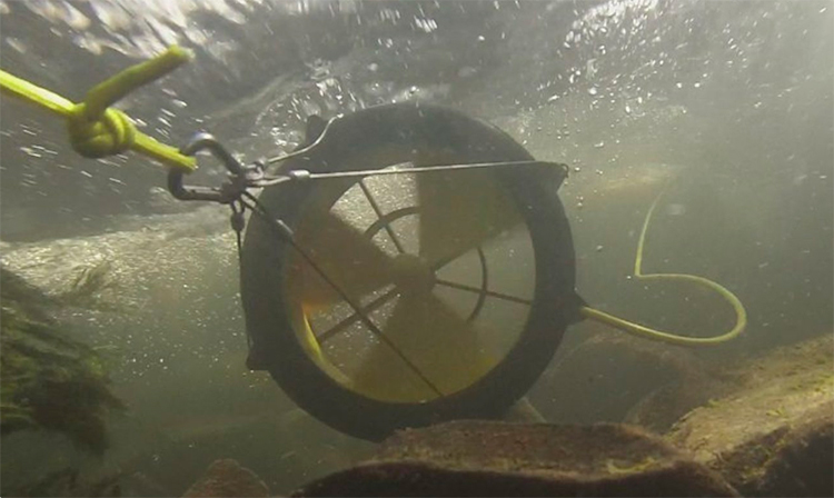 Turbina recarrega celular com água ou vento