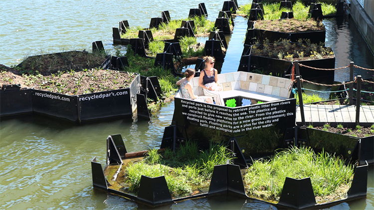 Parque flutuante em Roterdã é feito de resíduos de plástico reciclado