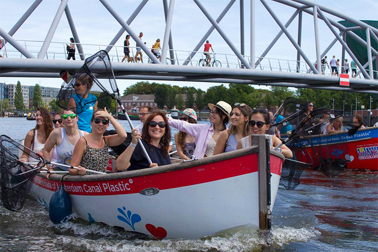 Lixo dos canais de Amsterdã é transformado em móveis