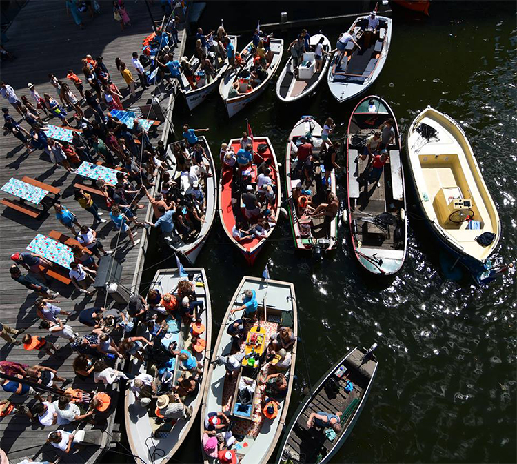 Lixo dos canais de Amsterdã é transformado em móveis