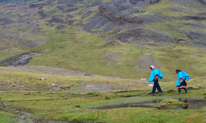 Ponchila: a mochila com poncho embutido, feita com plástico reciclado