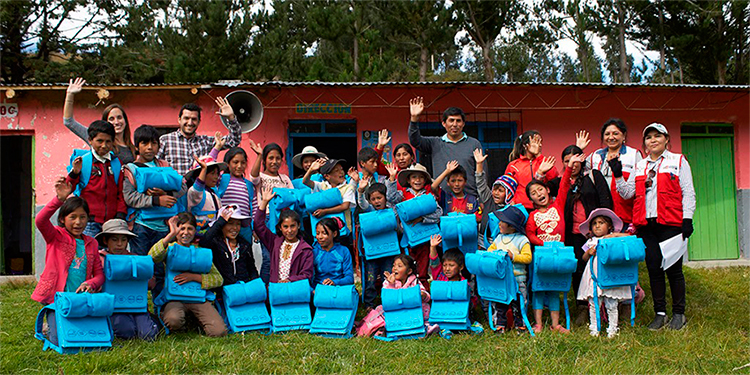 Ponchila: a mochila com poncho embutido, feita com plástico reciclado