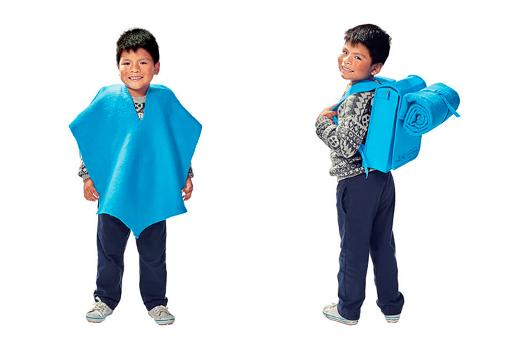 Ponchila: a mochila com poncho embutido, feita com plástico reciclado