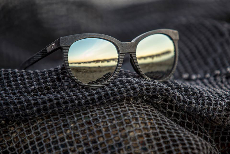 Marca reaproveita redes de pesca e produz skates e óculos de sol