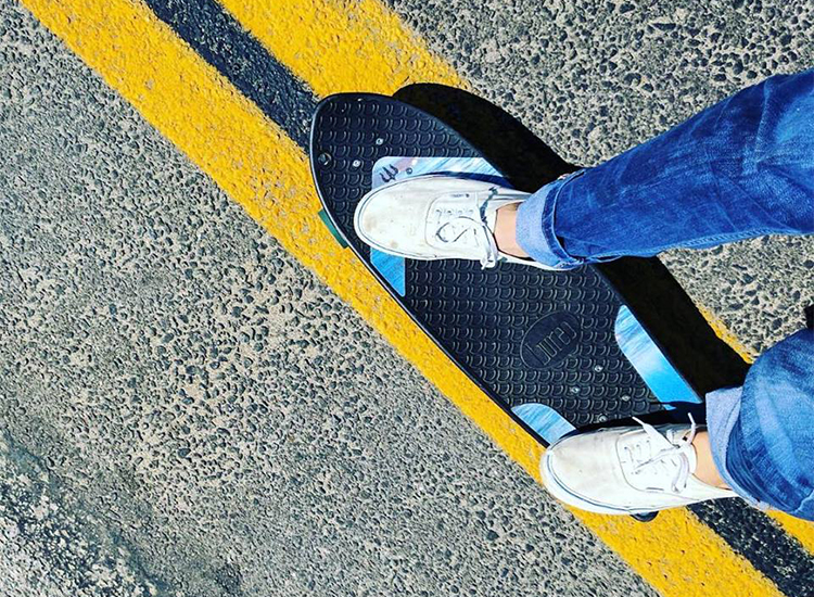 Marca reaproveita redes de pesca e produz skates e óculos de sol