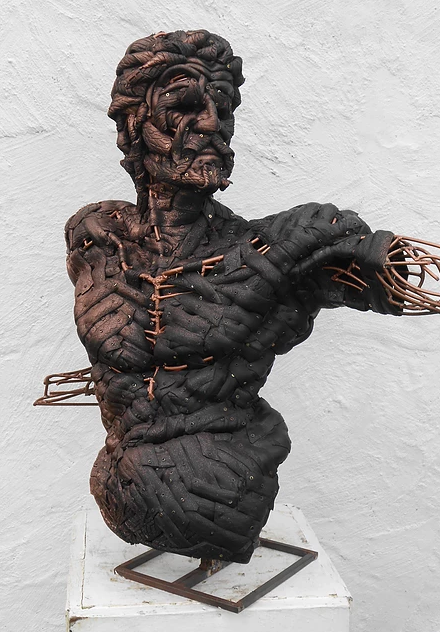 Artista cria esculturas com pneus de bicicletas