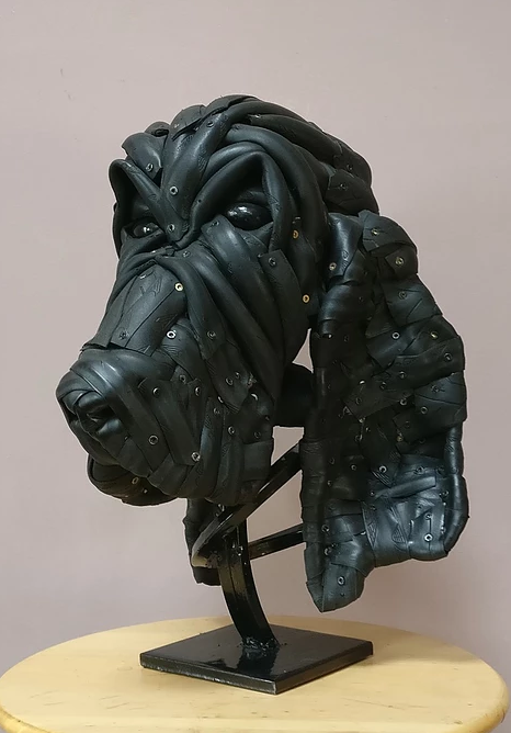 Artista cria esculturas com pneus de bicicletas