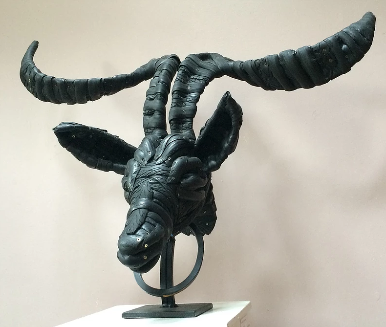 Artista cria esculturas com pneus de bicicletas