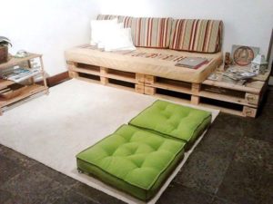 sala-com-sofa-mesa-auxiliar-pallet