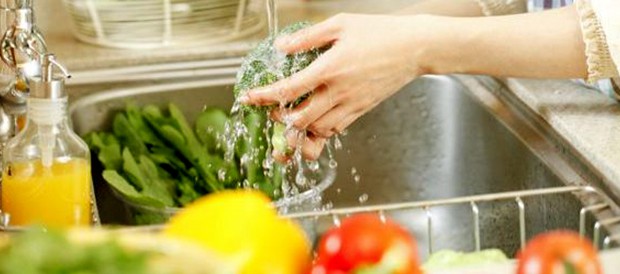 como-economizar-agua-ao-lavar-alimentos-620x274