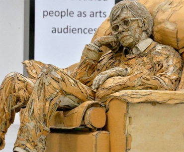 artista-transforma-papelao-em-esculturas-humanas-realistas
