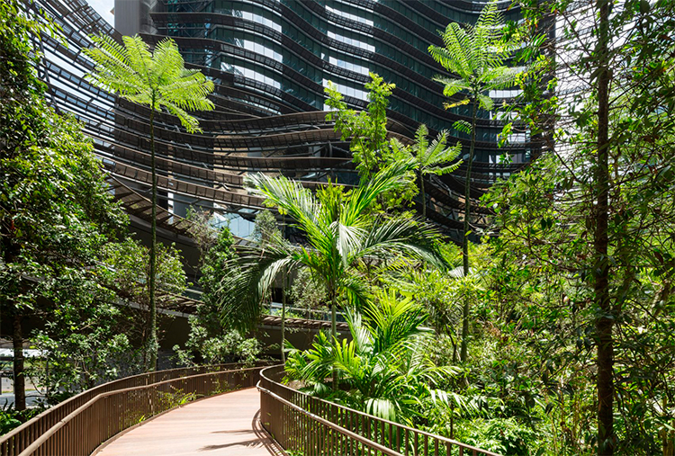 Edifício misto possui pequena floresta em Cingapura