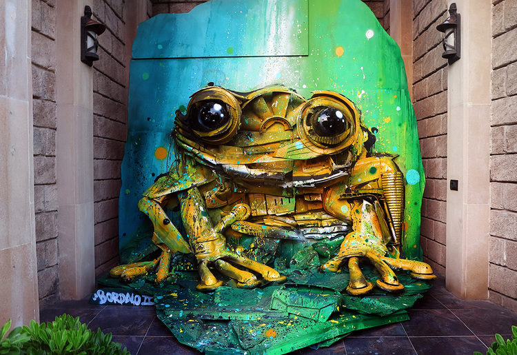 Artista transforma lixo em esculturas urbanas
