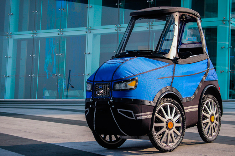 Bicicleta de quatro rodas tem formato de carro