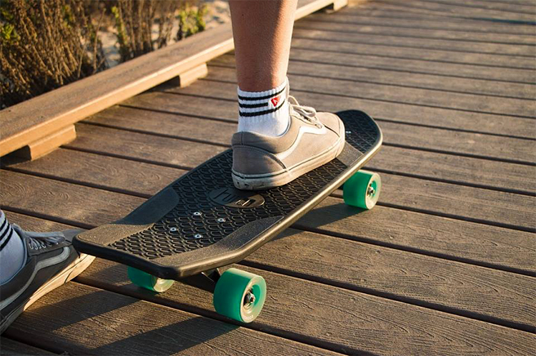 Marca reaproveita redes de pesca e produz skates e óculos de sol