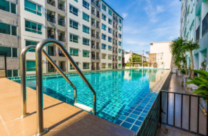 Piscinas em alta no verão e o desafio de manter o lazer sem desperdício de água